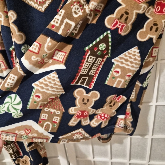 Disney Christmas Pajama Set  Gingerbread House Sz S - Picture 9 of 9